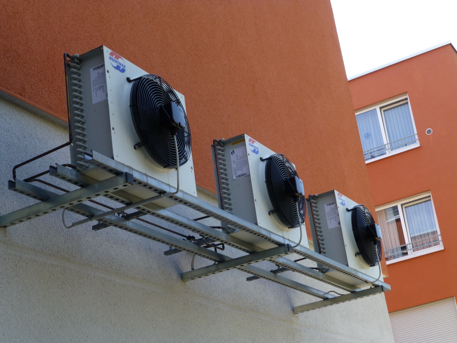 Güntner-Verflüssiger an der Fassade führen die Abwärme eines Kühlhauses ab